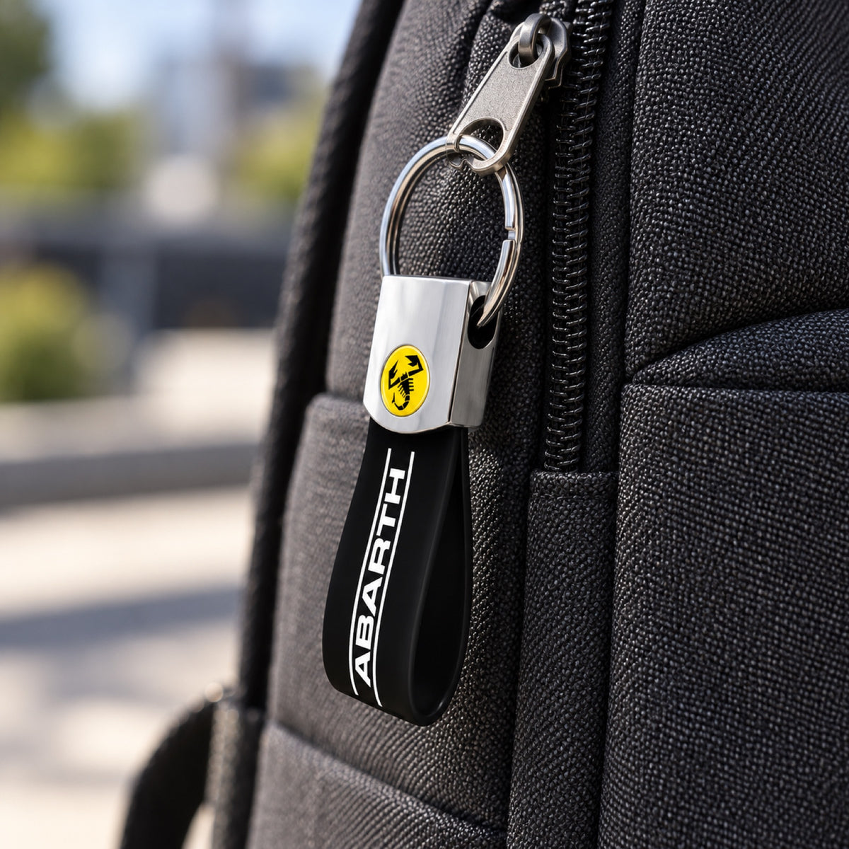 Brelok Abarth BAND – czarny z logo skorpiona – zdjęcie poglądowe (AI)