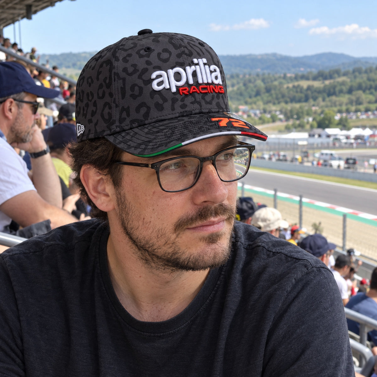 Aprilia Racing Marco Bezzecchi x New Era Team Cap – Mugello Edition – ilustrační foto (AI)