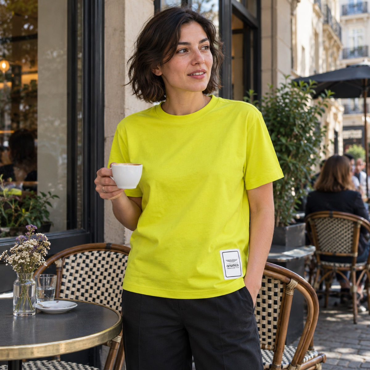 Aston Martin F1 Team LOGO Casual T-Shirt – Light Yellow – ilustrační foto 2 (AI)