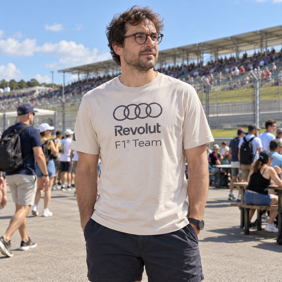 Audi Revolut F1 x Adidas T-Shirt – Beige, Lifestyle Edition – ilustrační foto (AI)