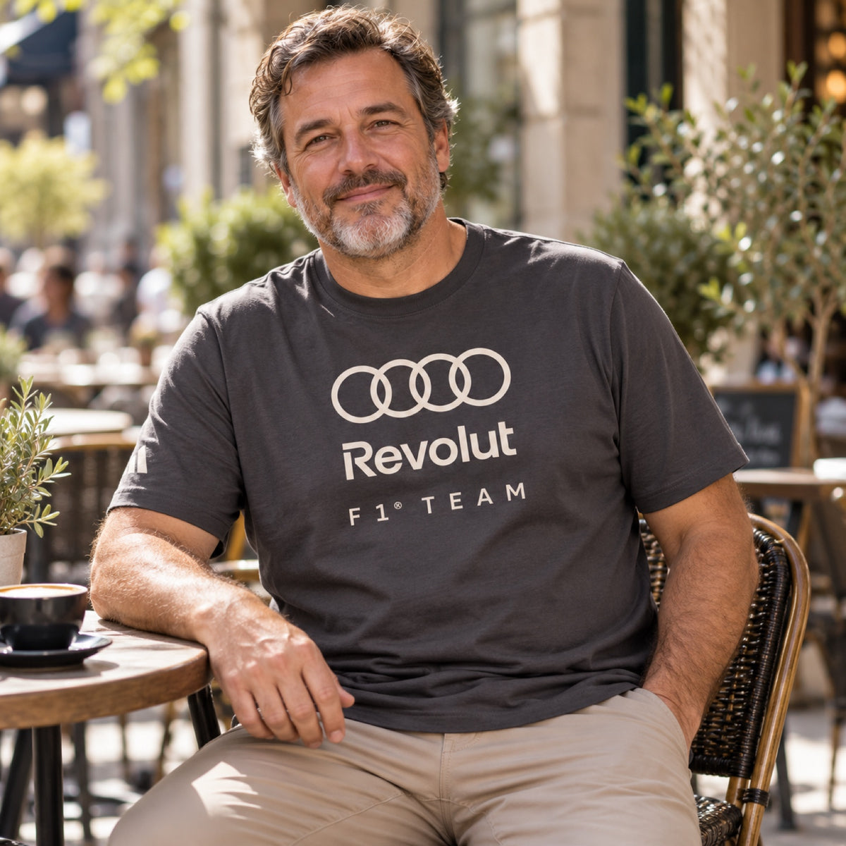 Koszulka Audi Revolut F1 x Adidas – szara, edycja lifestyle – zdjęcie poglądowe (AI)