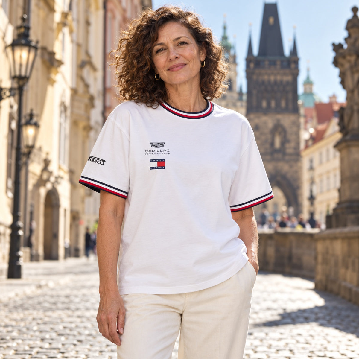 Damska koszulka Cadillac F1 x Tommy Hilfiger – edycja zespołowa – zdjęcie poglądowe (AI)