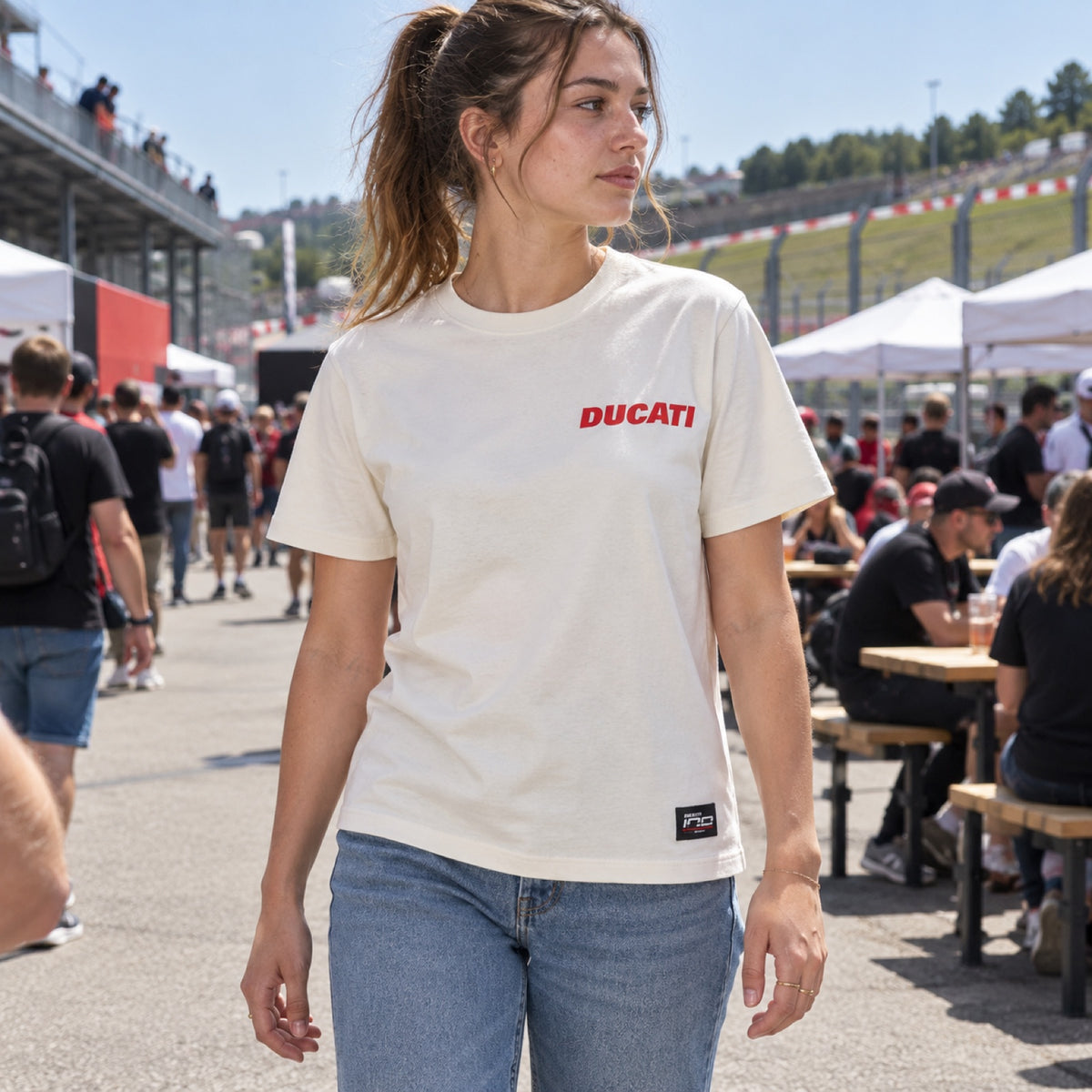 Ducati Corse Men's T-Shirt – White, 100 Years of Ducati Edition – ilustrační foto (AI)