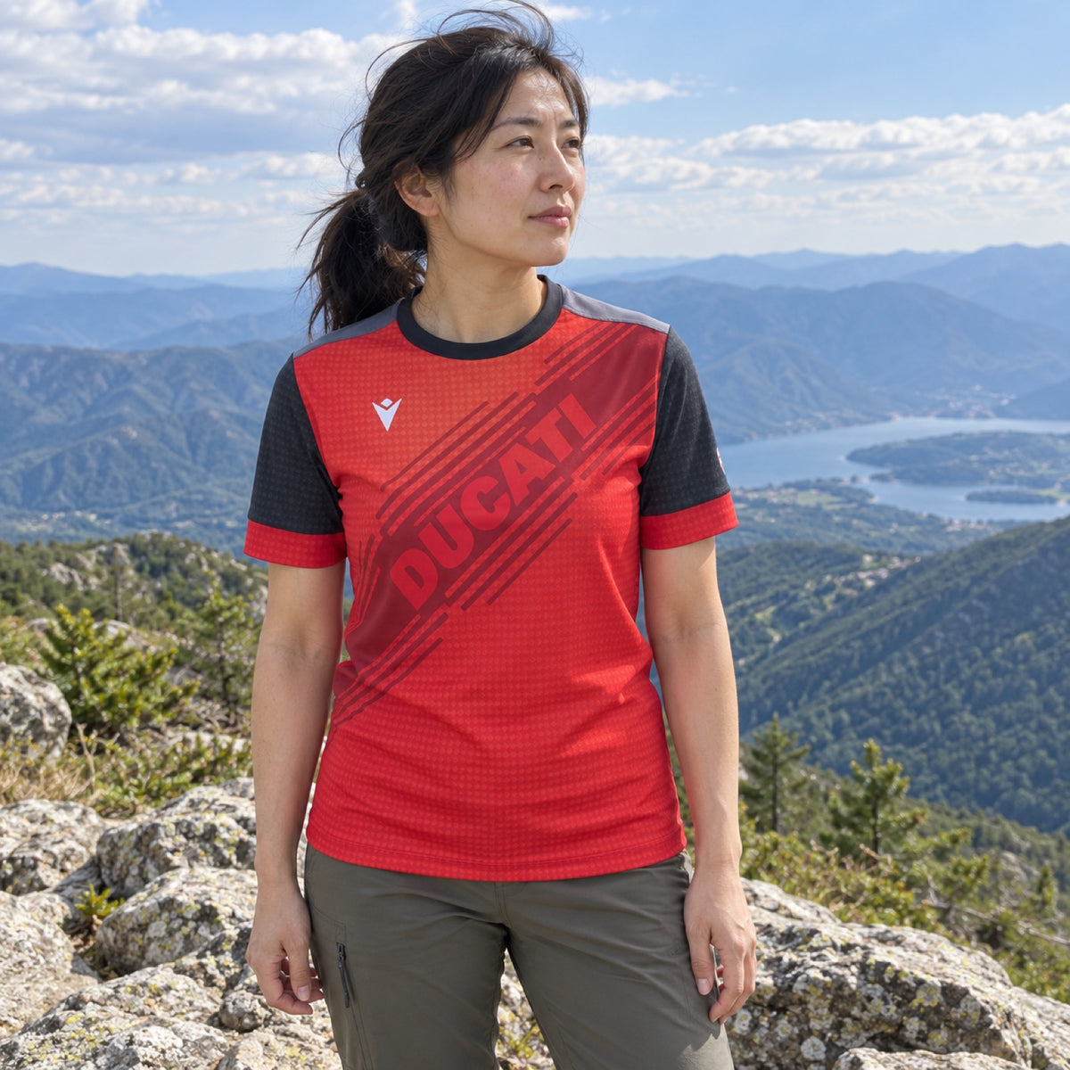 Ducati x Macron Sports T-Shirt with Logo – Red – ilustrační foto 2 (AI)