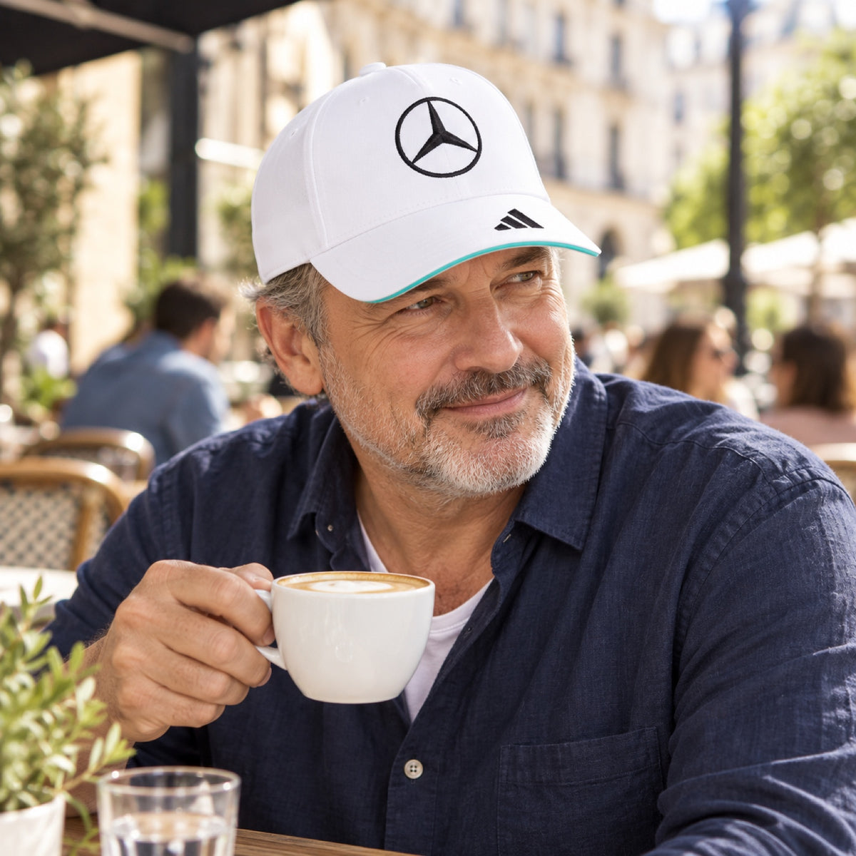 Czapka z daszkiem Mercedes-AMG PETRONAS F1 x Adidas – biała, edycja zespołowa – zdjęcie poglądowe (AI)