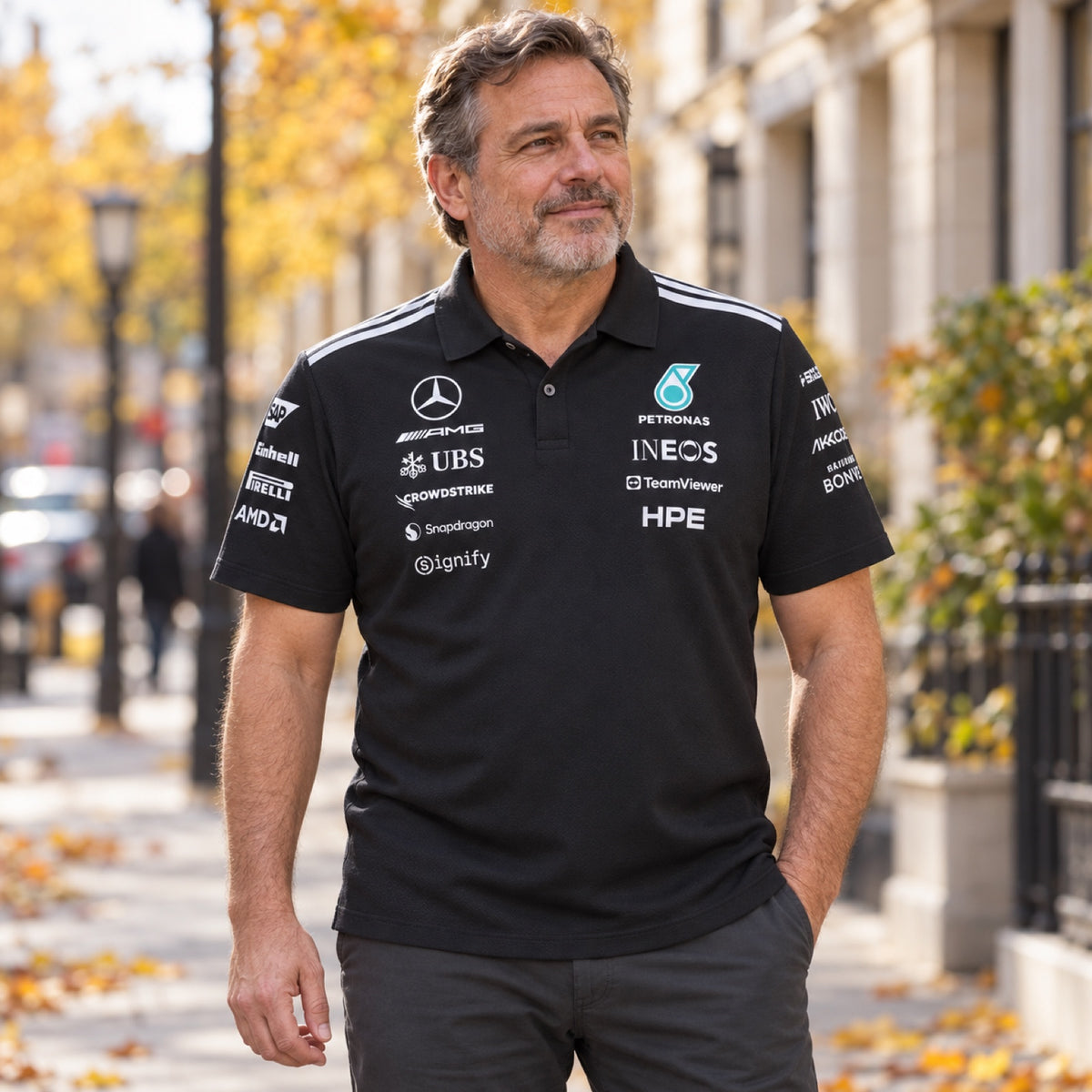 Koszulka polo zespołowa Mercedes-AMG PETRONAS F1 x Adidas z logo sponsorów – czarna – zdjęcie poglądowe (AI)