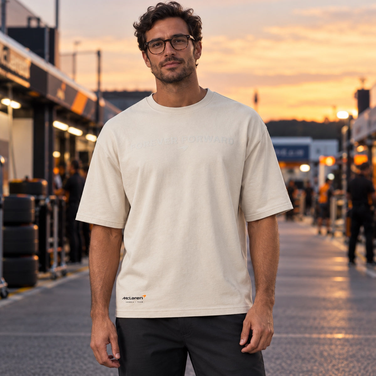 Koszulka casual McLaren F1 New Era Speedmark – piaskowa – zdjęcie poglądowe (AI)