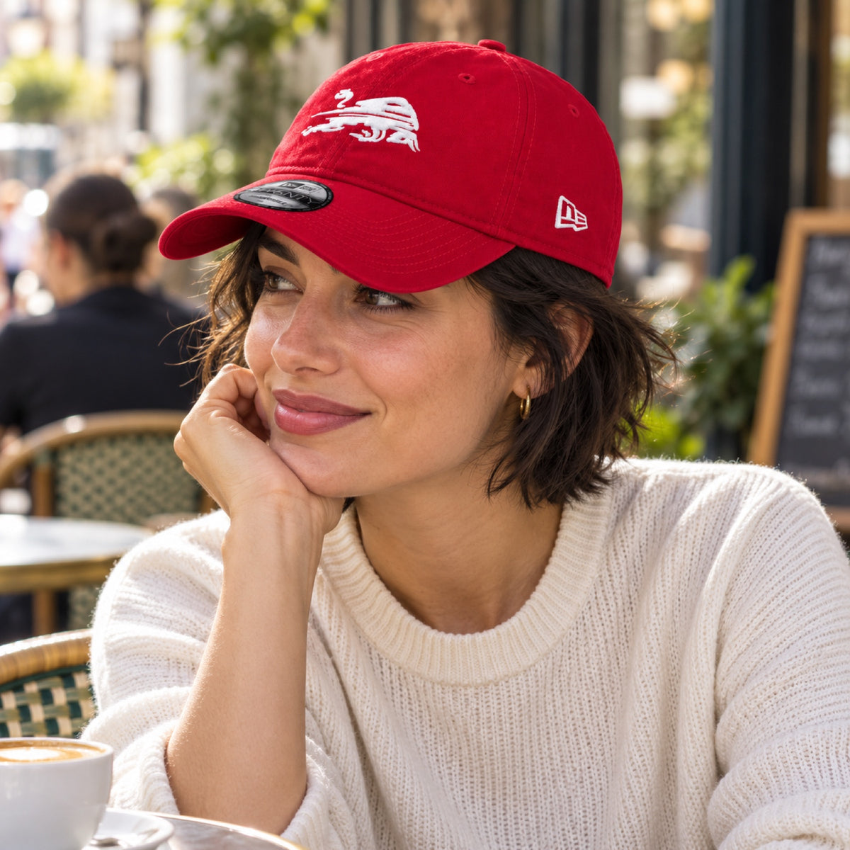Czapka z daszkiem casual Red Bull Dynamic Bull – czerwona – zdjęcie poglądowe (AI)