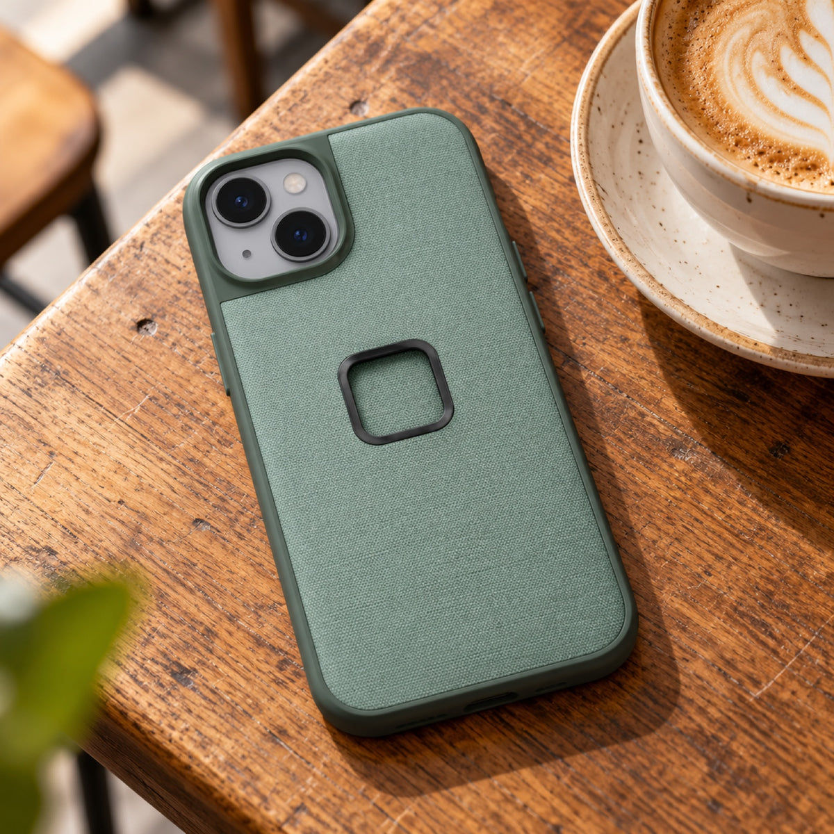 Peak Design Everyday Case iPhone 14 – Sage – zdjęcie poglądowe (AI)