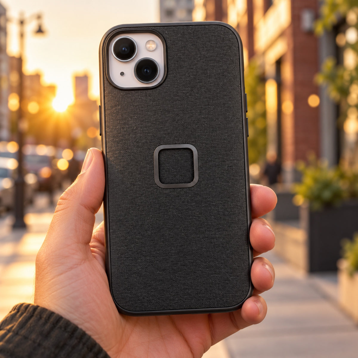 Peak Design Everyday Case iPhone 15 Plus – Charcoal – zdjęcie poglądowe (AI)