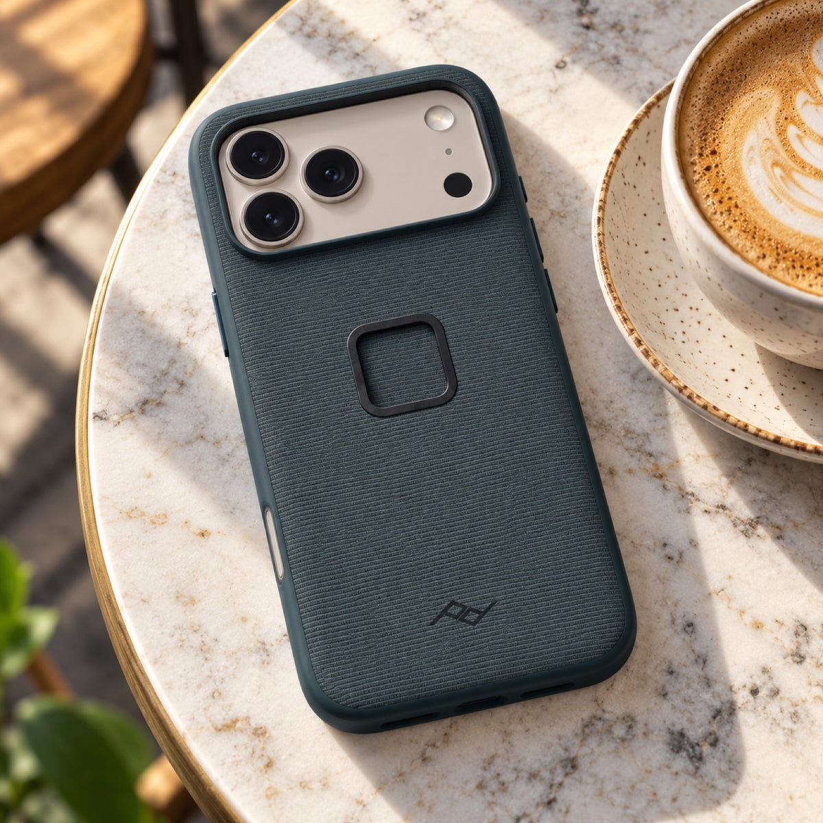 Peak Design Everyday Case Slimlink iPhone 18 Pro Max – Ocean – illustrative photo (AI)