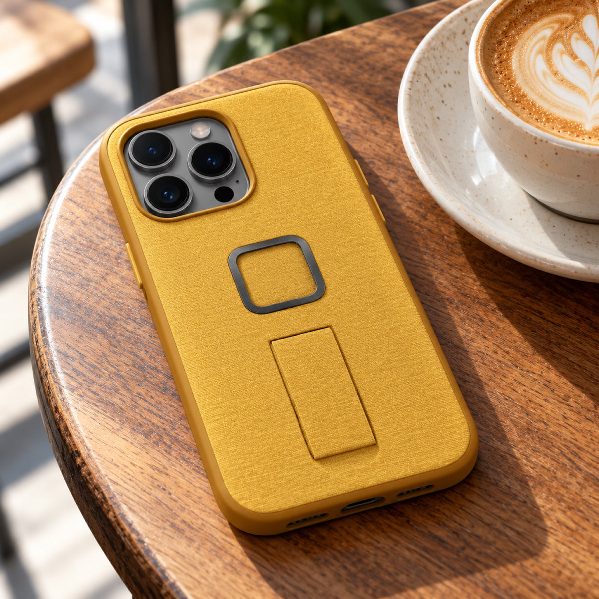 Peak Design Everyday Loop Case iPhone 15 Pro v2 – Sun – illustrative photo (AI)