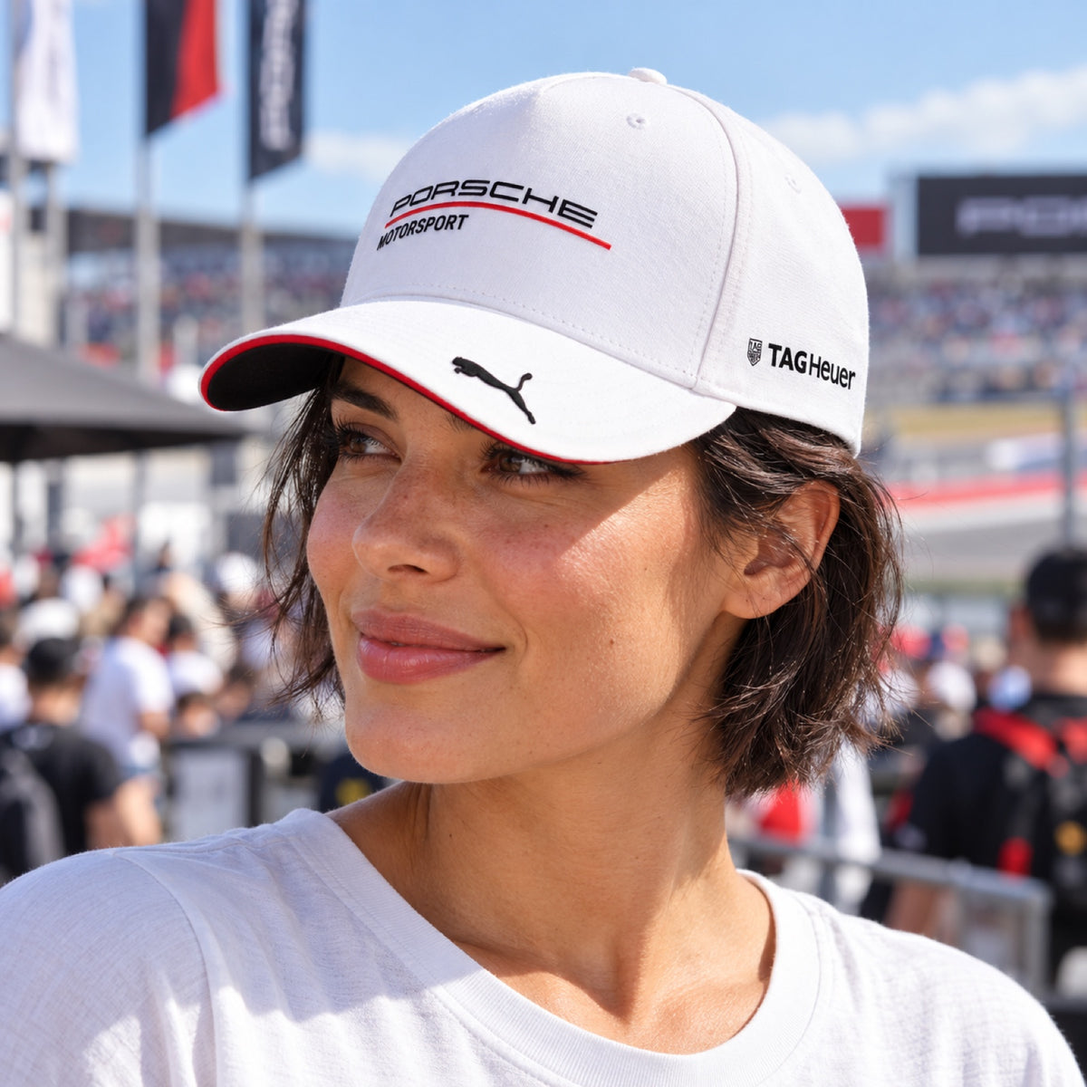 Czapka zespołowa z daszkiem Porsche Motorsport z logo sponsorów – biała – zdjęcie poglądowe (AI)
