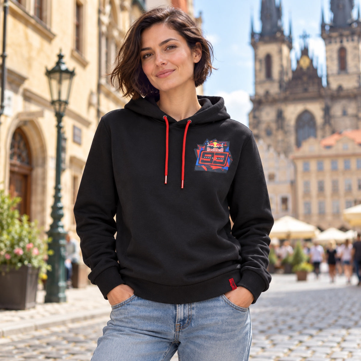 Marc Marquez 93 – bluza kibica z kapturem Red Bull z motywem kasku – zdjęcie poglądowe (AI)