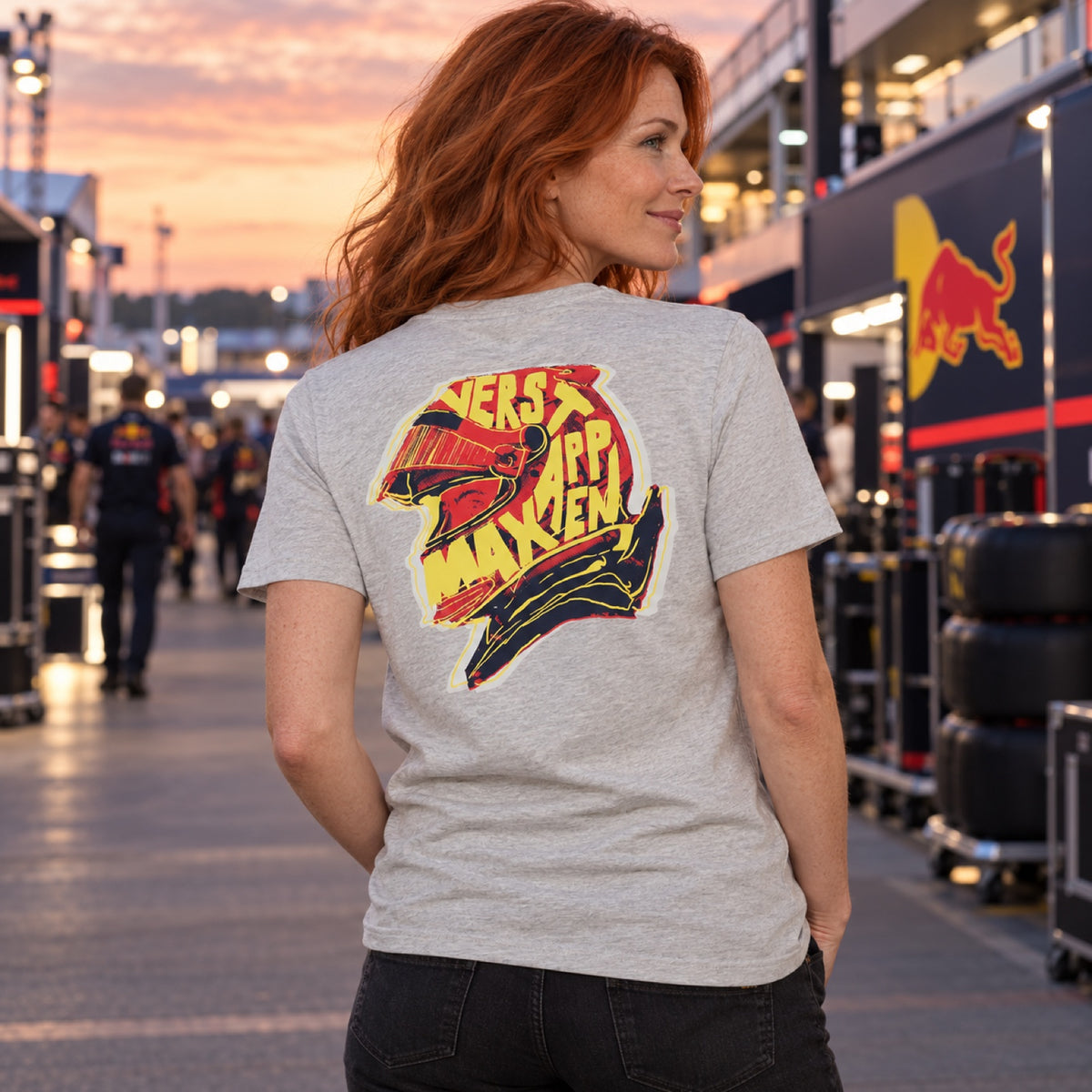 Koszulka Max Verstappen Red Bull Racing F1 HELMET – szara – zdjęcie poglądowe (AI)