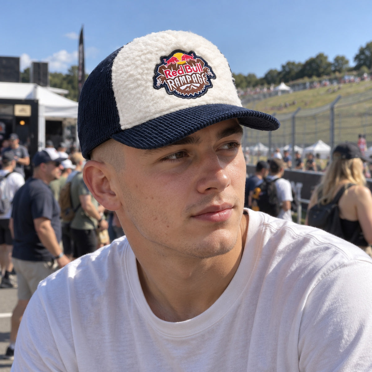 Red Bull Rampage FLEECE Cap – Cream/Navy – ilustrační foto (AI)