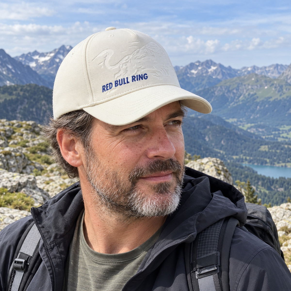 Red Bull Ring DEBOSSED Casual Cap – Off-White – ilustrační foto (AI)