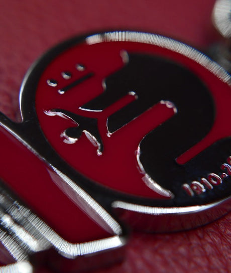 Metalowa odznaka Alfa Romeo 110 lat anniversary czerwona