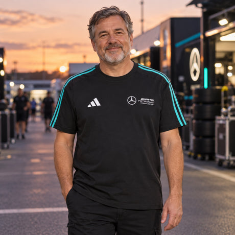 Koszulka Adidas Mercedes-AMG PETRONAS F1 DNA – czarna – edycja casual – zdjęcie poglądowe (AI)