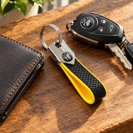 Brelok Alfa Romeo BAND – Carbon Yellow – zdjęcie poglądowe (AI)