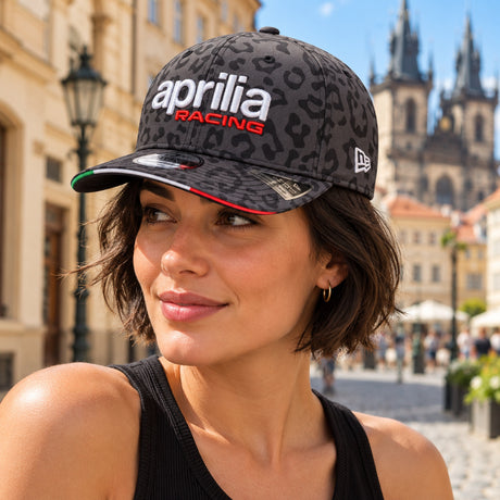 Czapka zespołowa z daszkiem Aprilia Racing x New Era – edycja Mugello – zdjęcie poglądowe (AI)