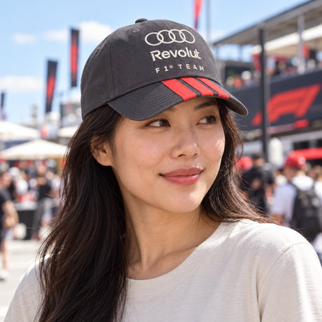 Czapka z daszkiem Audi Revolut F1 x Adidas – ciemnoszara, edycja lifestyle – zdjęcie poglądowe (AI)