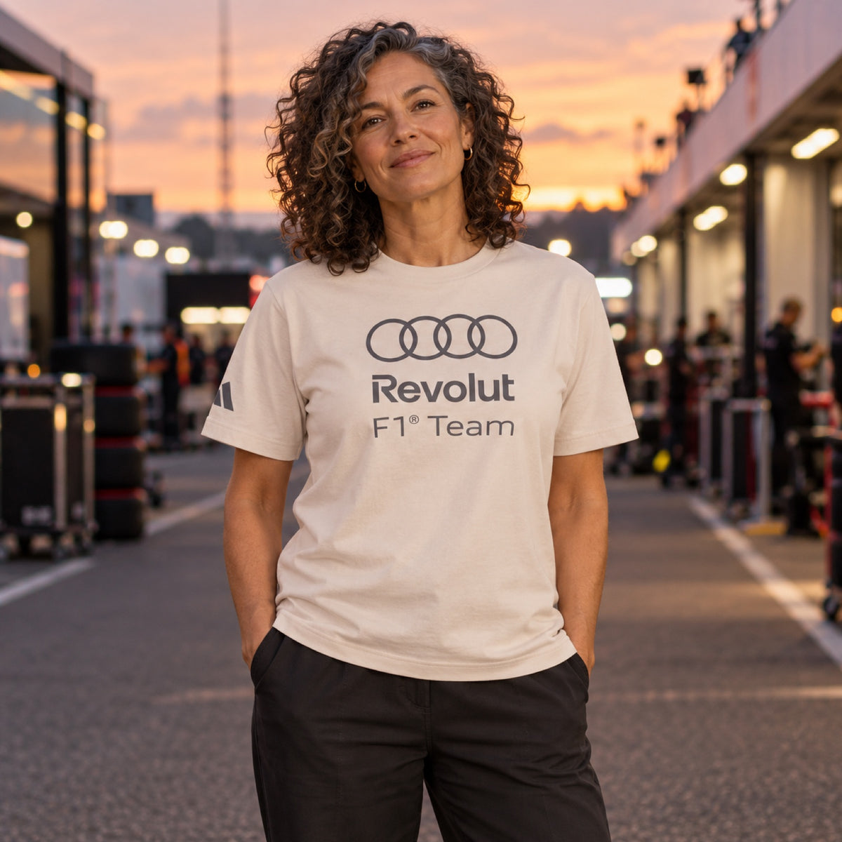 Koszulka Audi Revolut F1 x Adidas – beżowa, edycja lifestyle – zdjęcie poglądowe (AI)