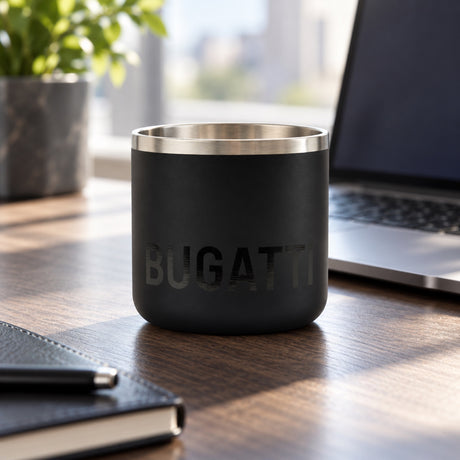 Kubek Bugatti z napisem – czarny – zdjęcie poglądowe (AI)