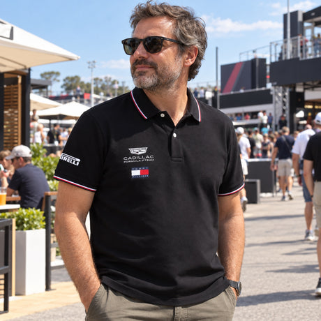 Cadillac F1 x Tommy Hilfiger Team Polo – Black – ilustrační foto (AI)