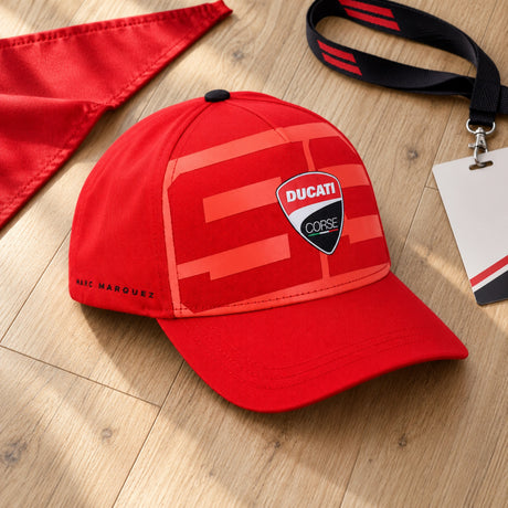 Dziecięca czapka z daszkiem Ducati Corse – Marc Márquez z logo – zdjęcie poglądowe (AI)