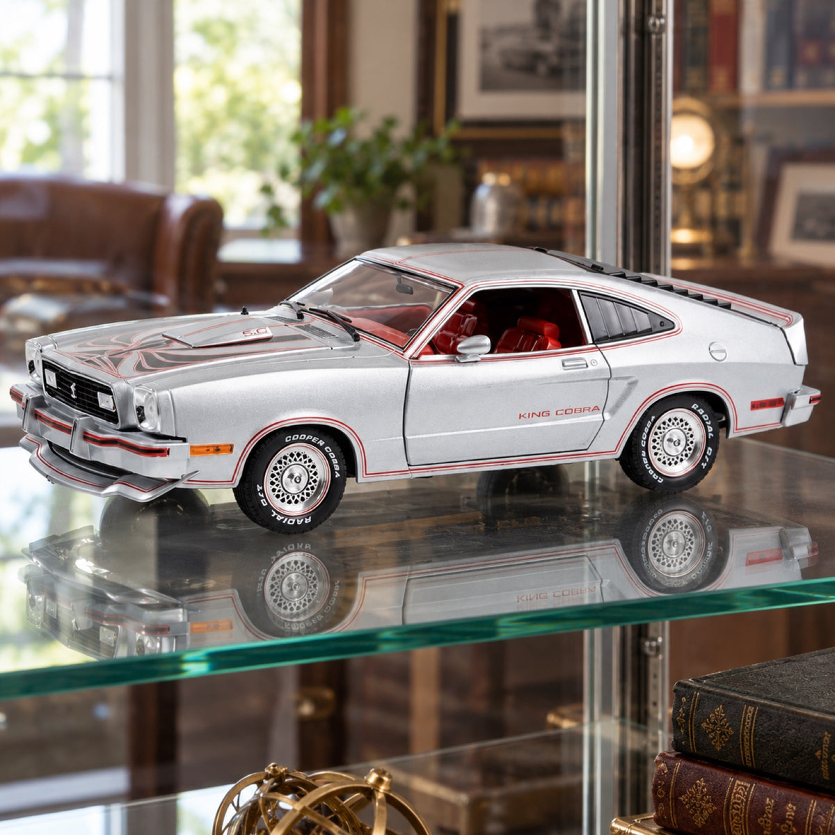 Model Ford Mustang II King Cobra – srebrny metalik z czerwono-czarnymi pasami – 1:18 Greenlight – zdjęcie poglądowe (AI)