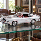 Model Ford Mustang II King Cobra – srebrny metalik z czerwono-czarnymi pasami – 1:18 Greenlight – zdjęcie poglądowe (AI)