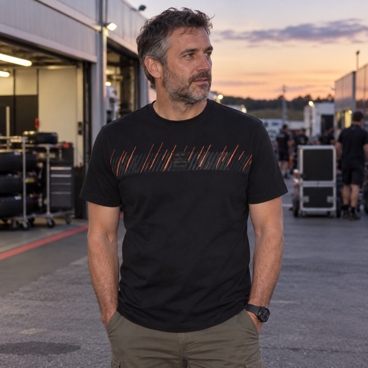 Koszulka KTM Red Bull Racing Carbon Casual – czarna – zdjęcie poglądowe (AI)