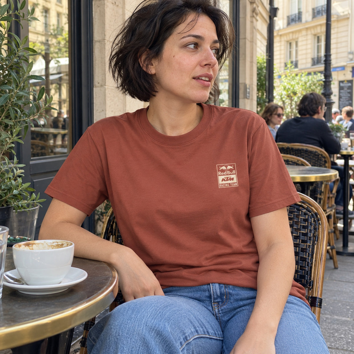 KTM Red Bull Racing GRIND Fan T-Shirt – Dark Brown – ilustrační foto 2 (AI)