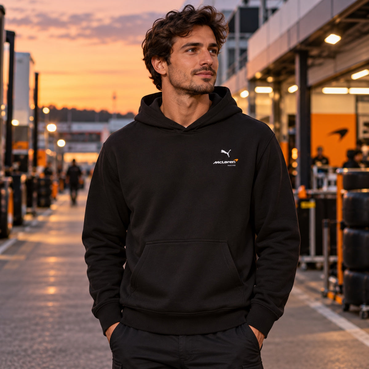 Bluza z kapturem McLaren F1 z logo Puma – czarna – edycja casual – zdjęcie poglądowe (AI)