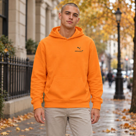 Bluza z kapturem McLaren F1 z logo Puma – pomarańczowa – edycja casual – zdjęcie poglądowe (AI)