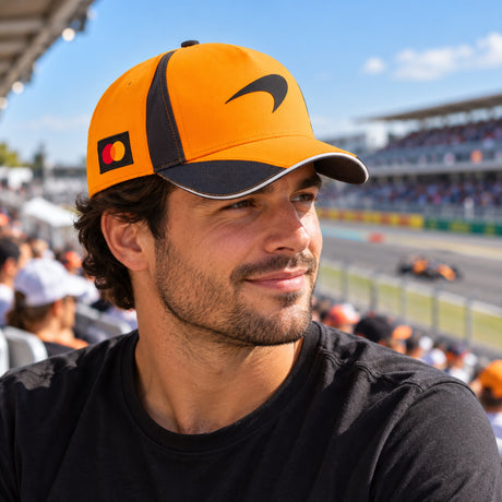 Czapka zespołowa z daszkiem McLaren F1 x Puma – pomarańczowa – zdjęcie poglądowe (AI)