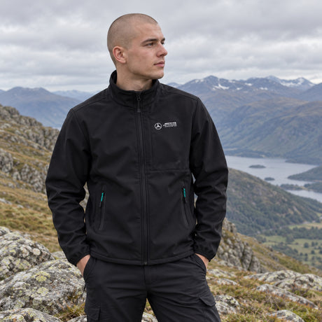 Kurtka softshell Mercedes-AMG F1 Casual – czarna – zdjęcie poglądowe (AI)