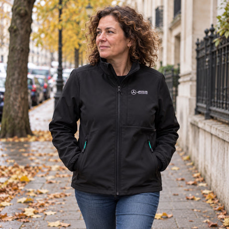 Kurtka softshell Mercedes-AMG F1 Casual – czarna – zdjęcie poglądowe 2 (AI)