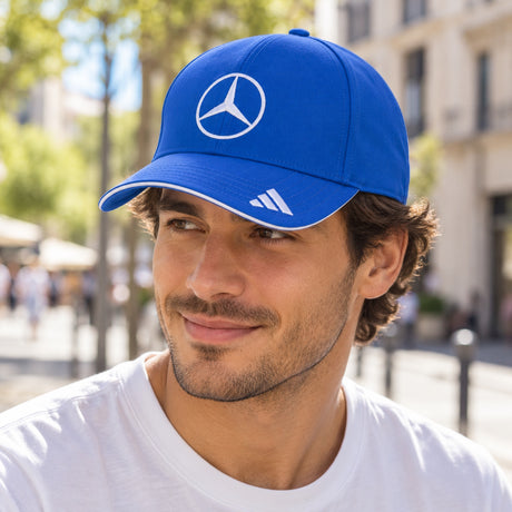Czapka z daszkiem Kimi Antonelli Mercedes-AMG PETRONAS F1 x Adidas – niebieska, edycja zespołowa – zdjęcie poglądowe (AI)