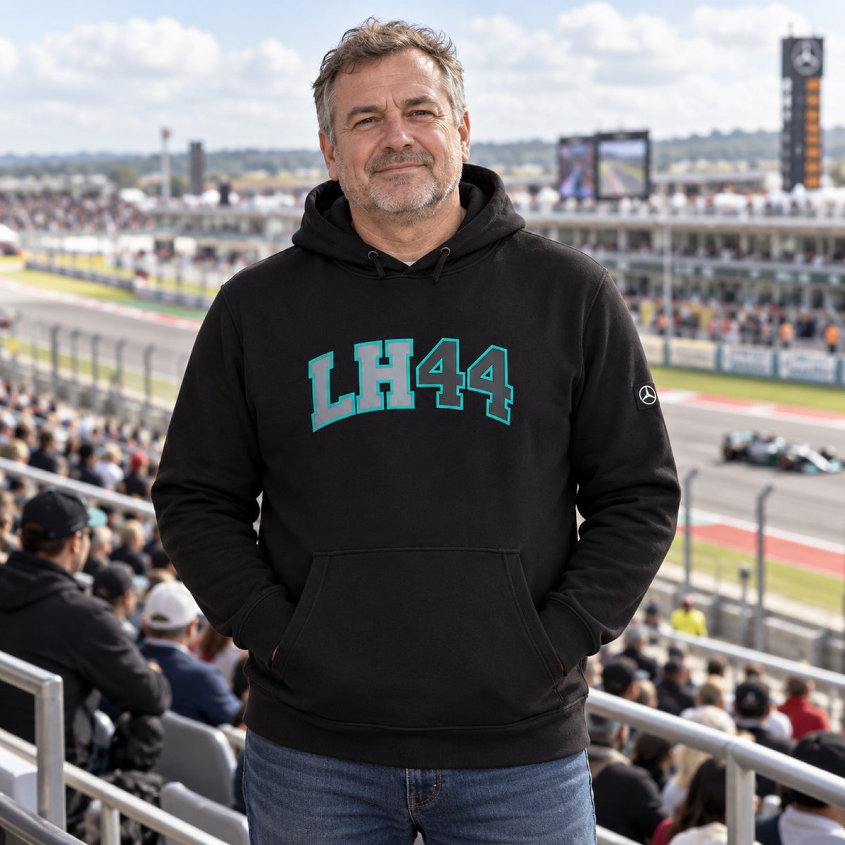 Bluza kibica z kapturem Mercedes-AMG PETRONAS F1 Lewis Hamilton – czarna – zdjęcie poglądowe (AI)