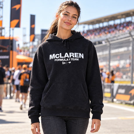 Bluza casual z kapturem McLaren F1 New Era Wordmark – czarna – zdjęcie poglądowe (AI)