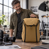 Peak Design Everyday Backpack 30L v2 – Coyote – zdjęcie poglądowe (AI)
