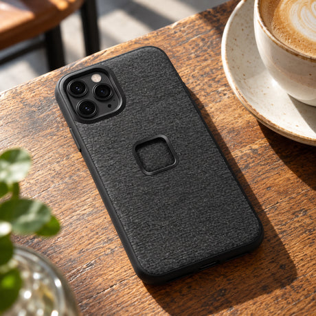 Peak Design Everyday Case iPhone 11 Pro Max – Charcoal – zdjęcie poglądowe (AI)