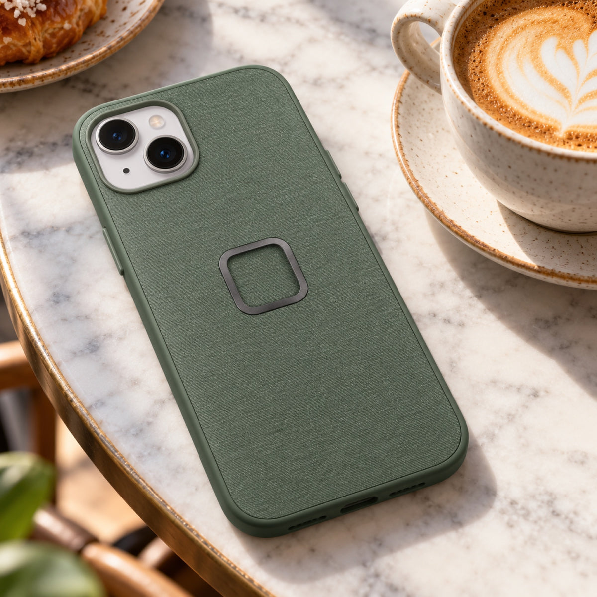 Peak Design Everyday Case iPhone 15 Plus – Sage – zdjęcie poglądowe (AI)