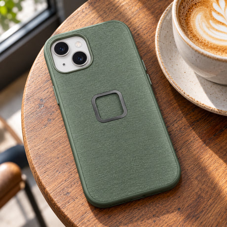 Peak Design Everyday Case iPhone 15 – Sage – zdjęcie poglądowe (AI)