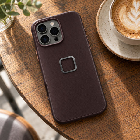 Peak Design Everyday Case iPhone 16 Pro Max – Eclipse – illustrative photo (AI)