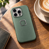 Peak Design Everyday Case iPhone 16 Pro – Sage – zdjęcie poglądowe (AI)
