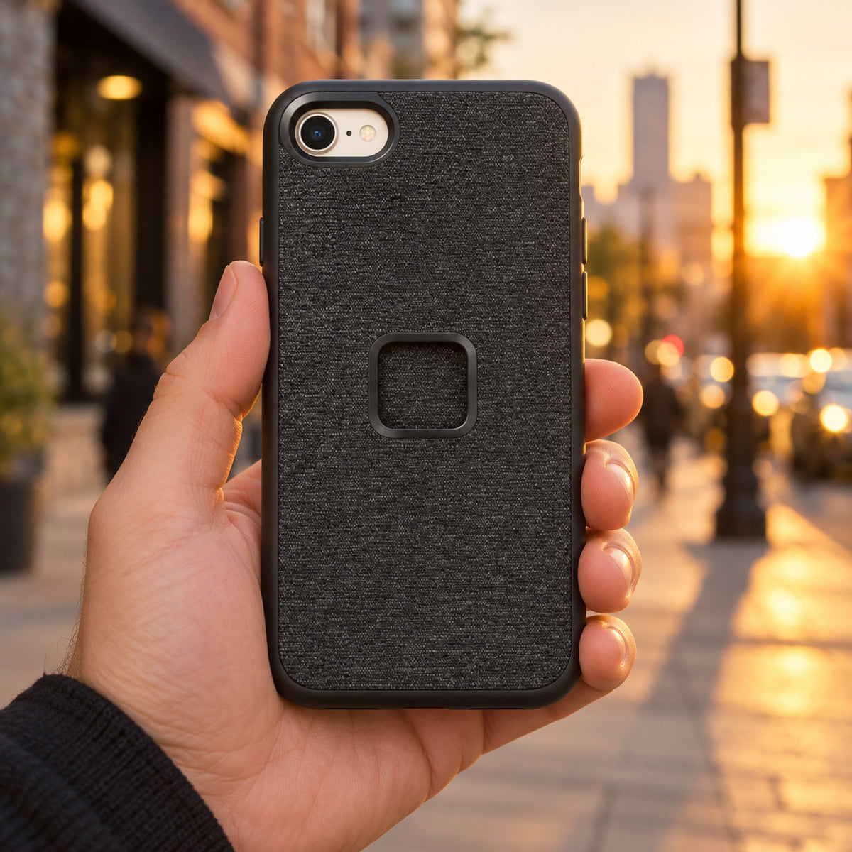 Peak Design Everyday Case iPhone SE – Charcoal – illustrative photo (AI)