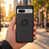 Peak Design Everyday Case Google Pixel 7 – Charcoal – illustrative photo (AI)